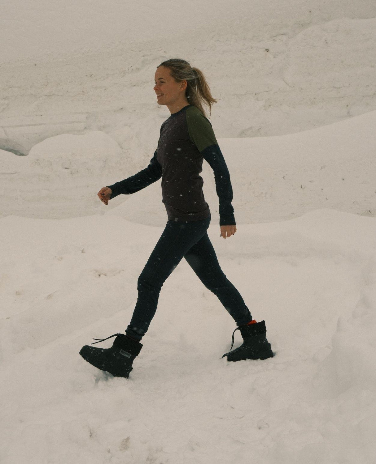 Person som promenerar i snölandskap iförd svarta FUBUKI Niseko 3.0 Low vinterstövlar.
