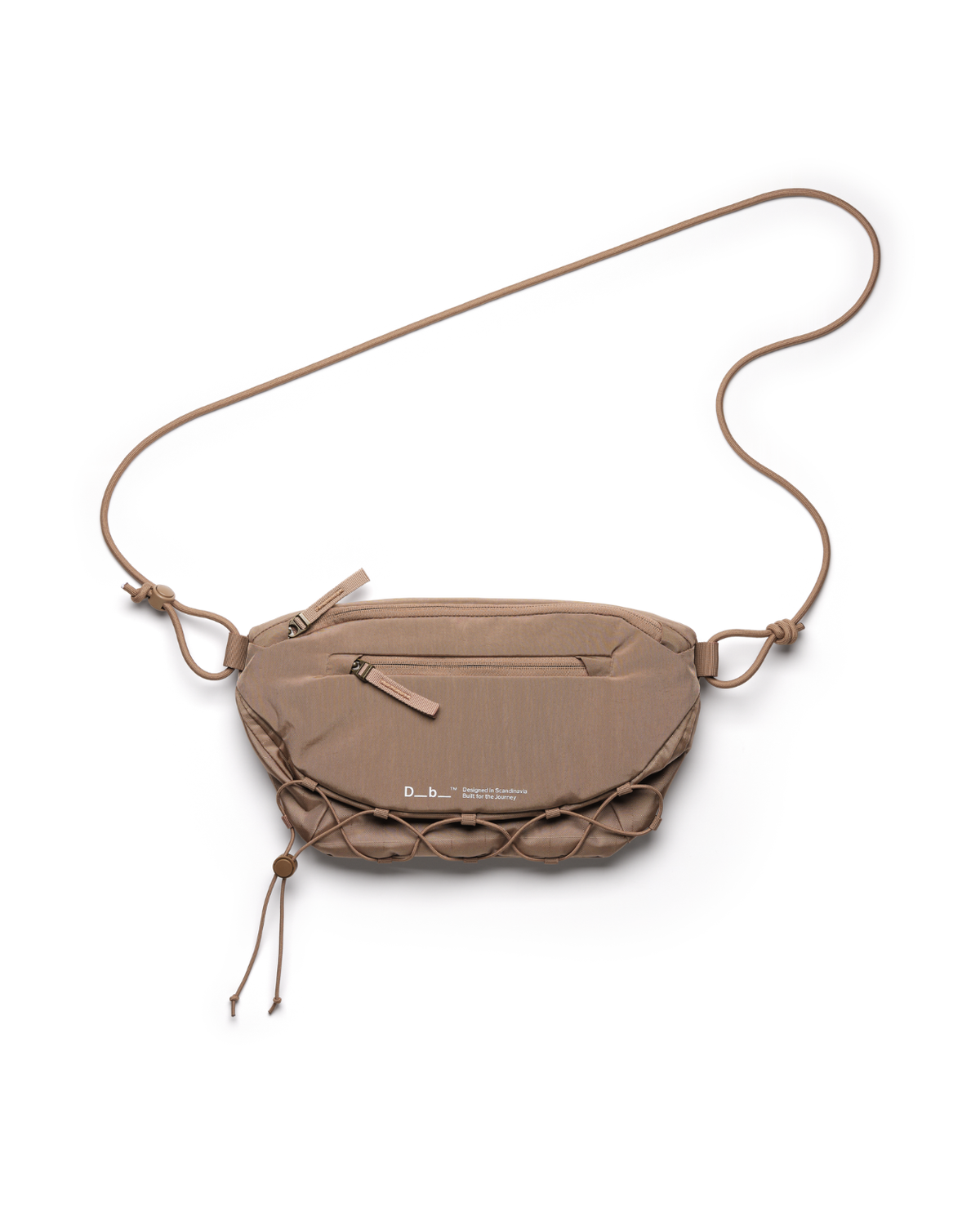 Db Roamer Pro Sling Bag 6L i den bruna färgen Affogato Brown, visadifrån med axelrem.