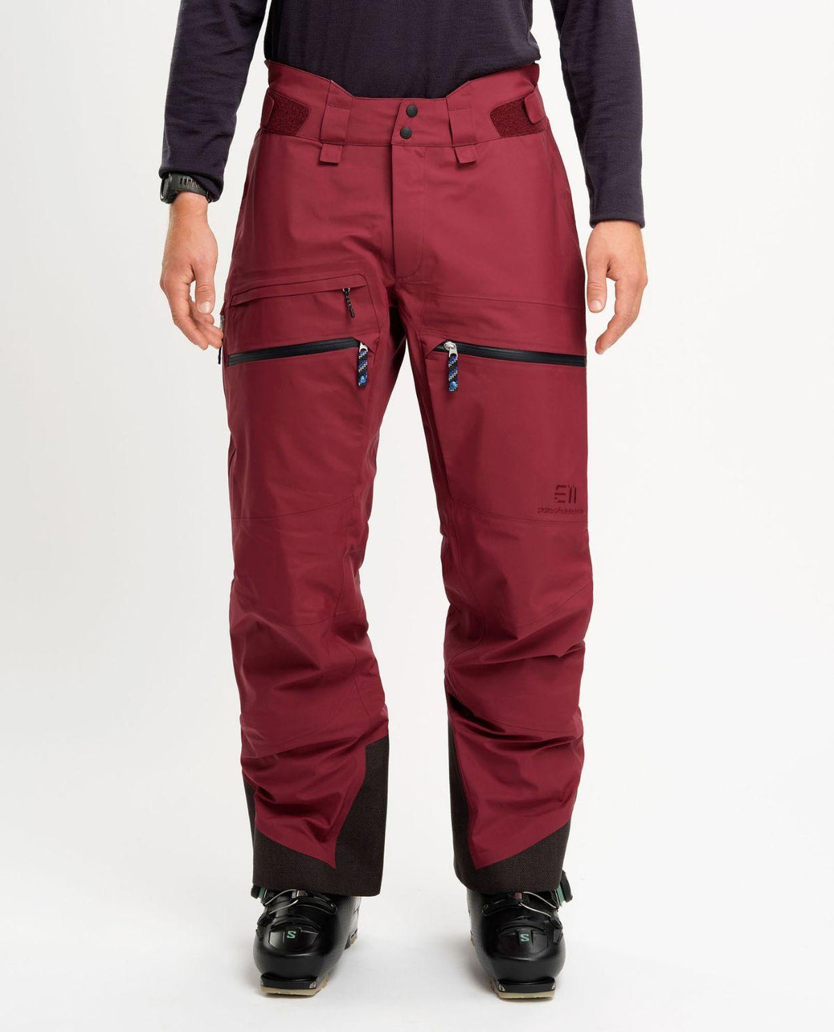 Elevenate Pure Pants Men i färgen Tibetan Red, ett par vattentäta skidbyxor för herr från Alpingaraget.