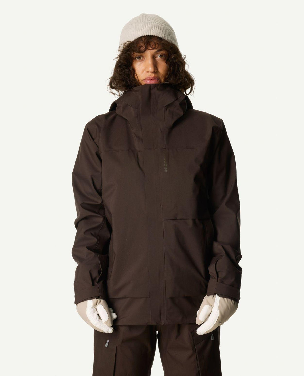 Houdini Rollercoaster Jacket II Women i brun färg framifrån med hög krage och matchande vantar.