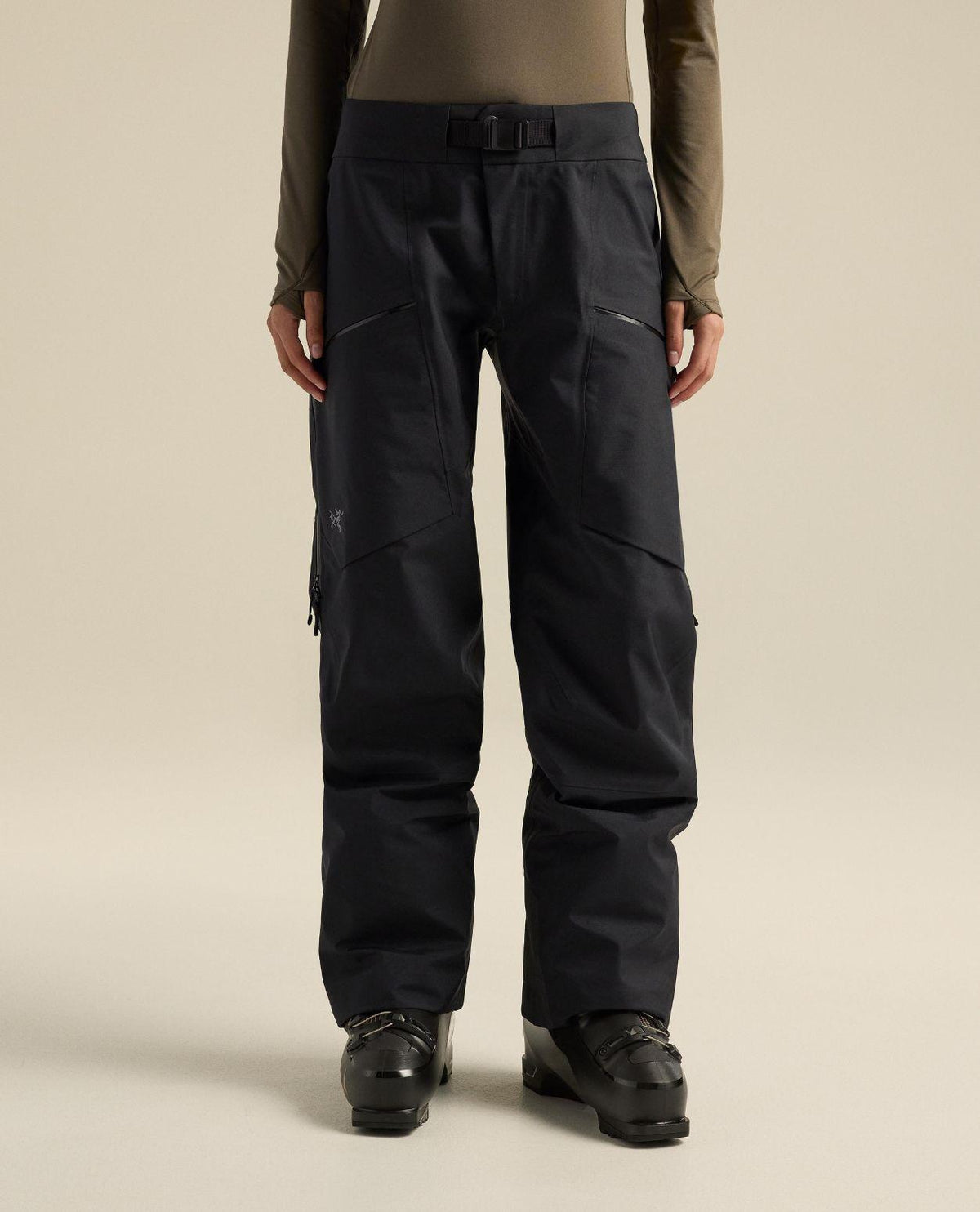 Arc'teryx Sentinel Pant Women - Svart skidbyxa för dam med GORE-TEX ePE-material och ledad passform framifrån.