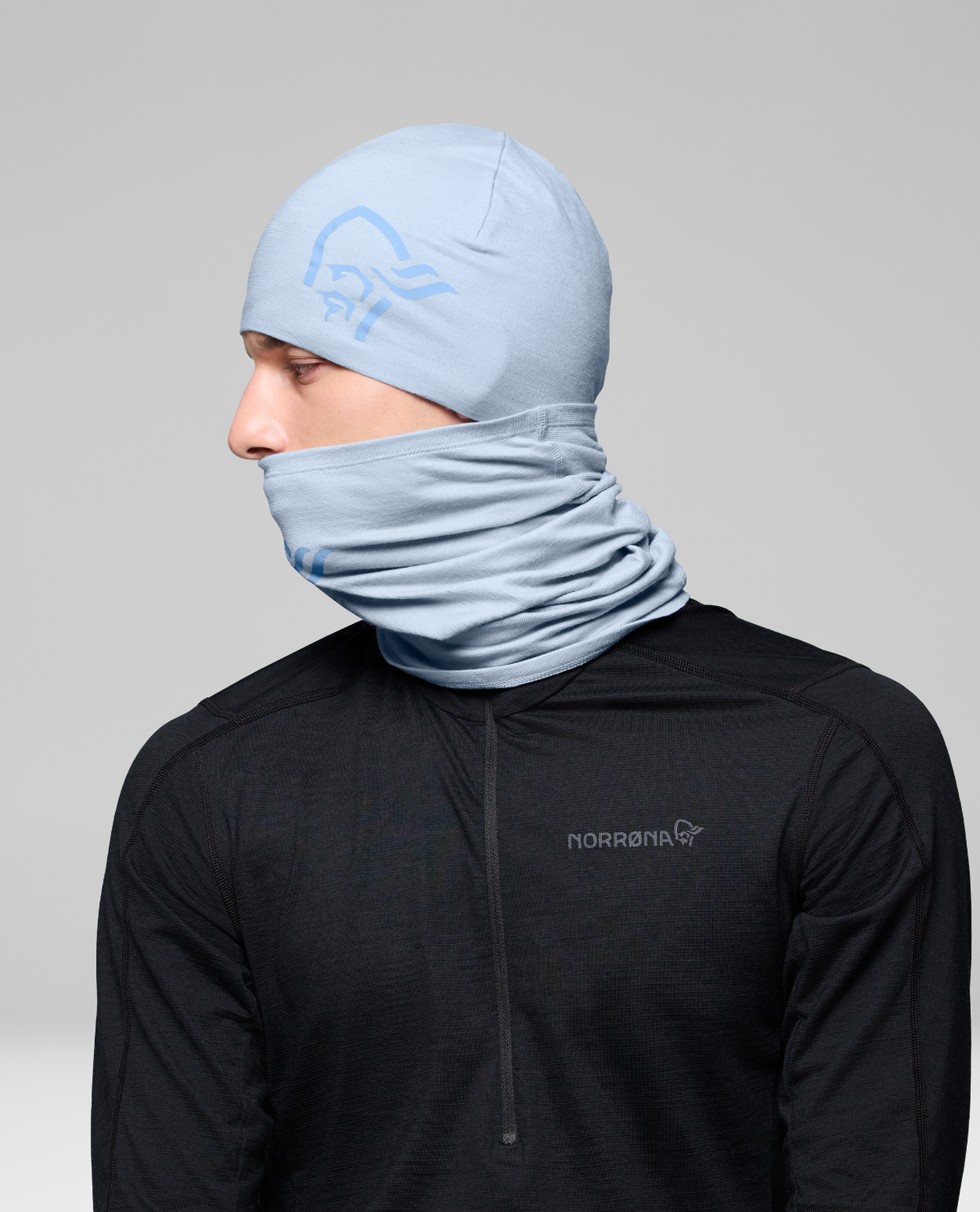 Norrøna /29 pureUll Neck i färgen Cashmere Blue som bärs runt halsen tillsammans med matchande mössa.