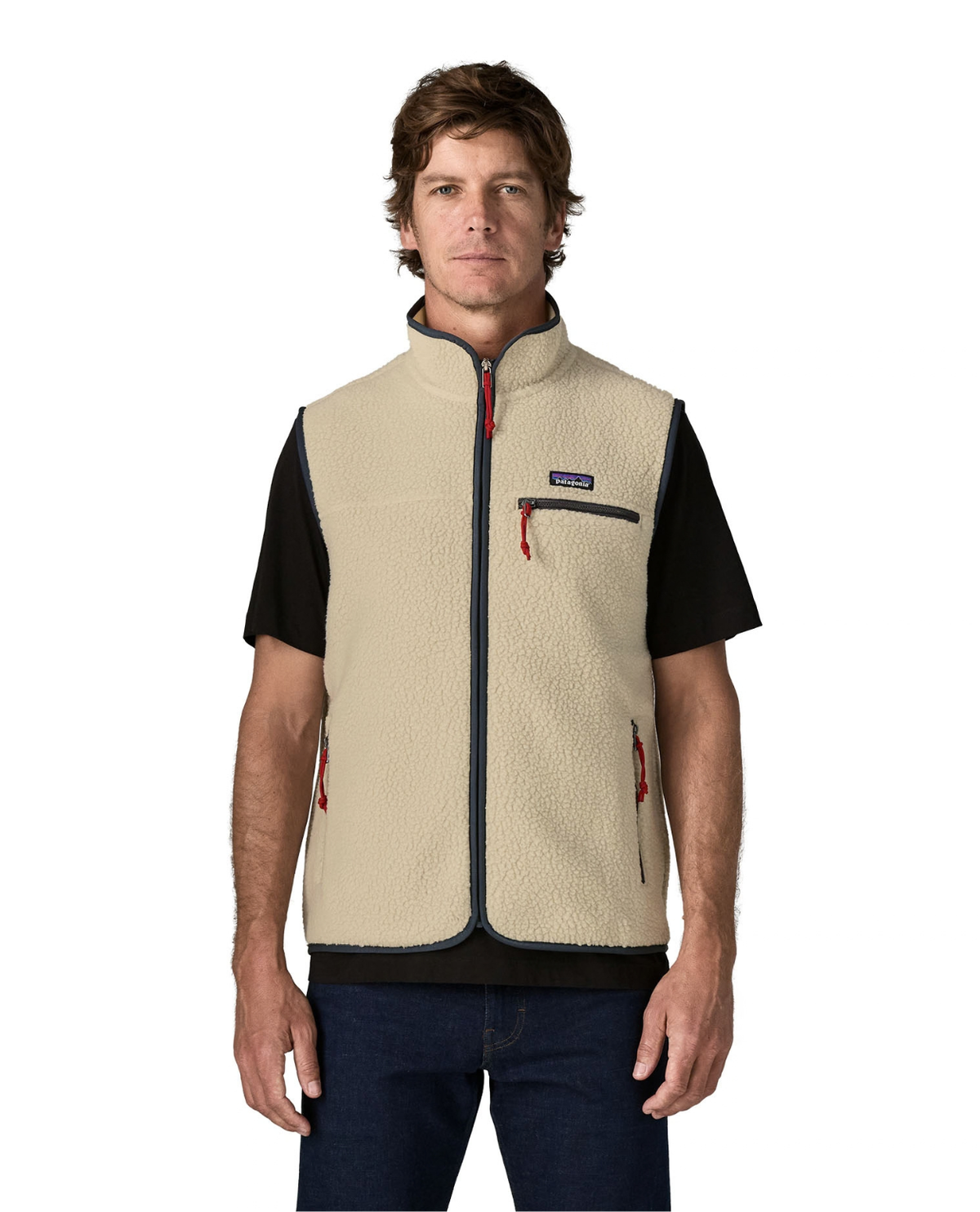 Manlig modell iförd Patagonia Retro Pile Vest i färgen pelican beige fleece.