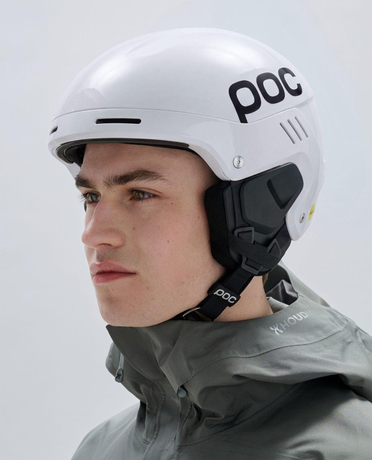 POC Arcus skidhjälm i färgen Hydrogen White på modell mot en ljus bakgrund.