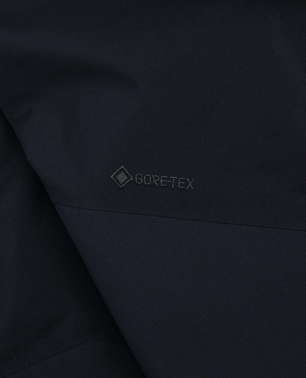 Närbild på den svarta skidbyxans Gore-Tex-logotyp för damer från Peak Performance.