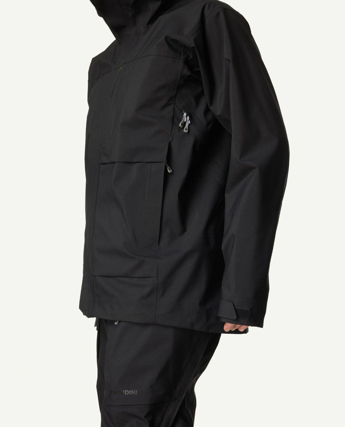 Houdini Rollercoaster Jacket II dam i svart med fokus på bröstficka och detaljer från sidan.