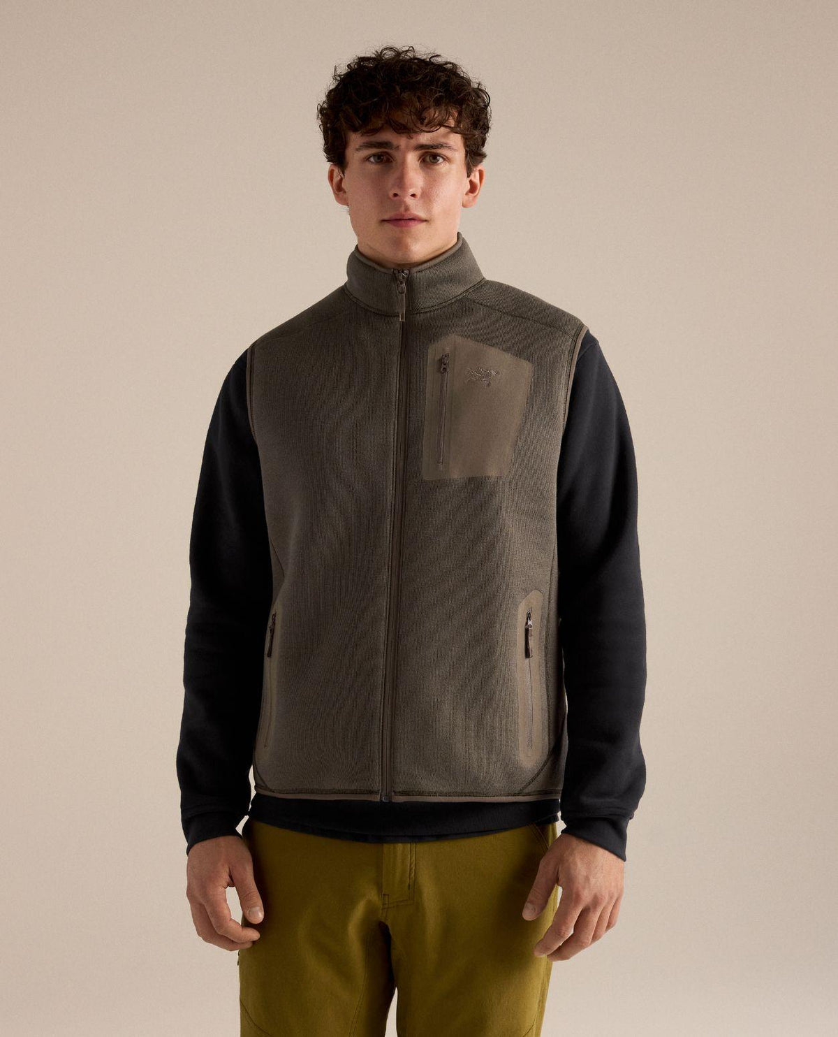 Arc'teryx Covert Vest Men i färgen Mongoose Heather, en mångsidig fleeceväst för herrar.
