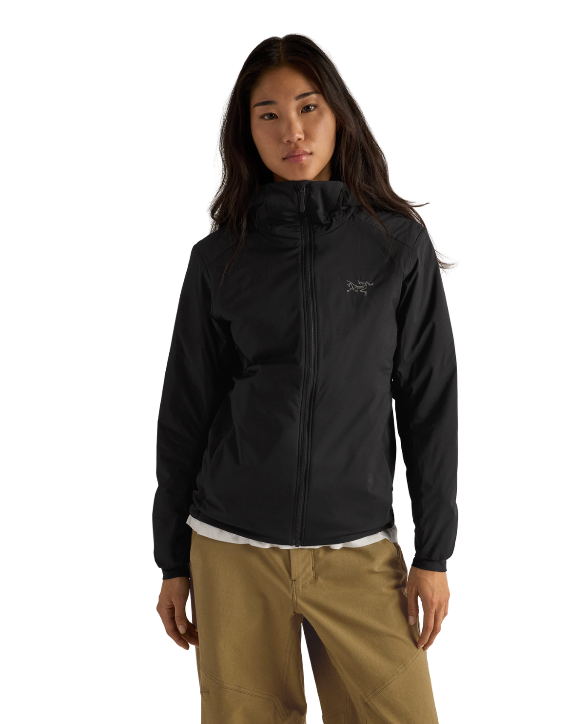 Arc'teryx Atom Hoody damjacka i svart färg som bärs av en modell mot vit bakgrund.