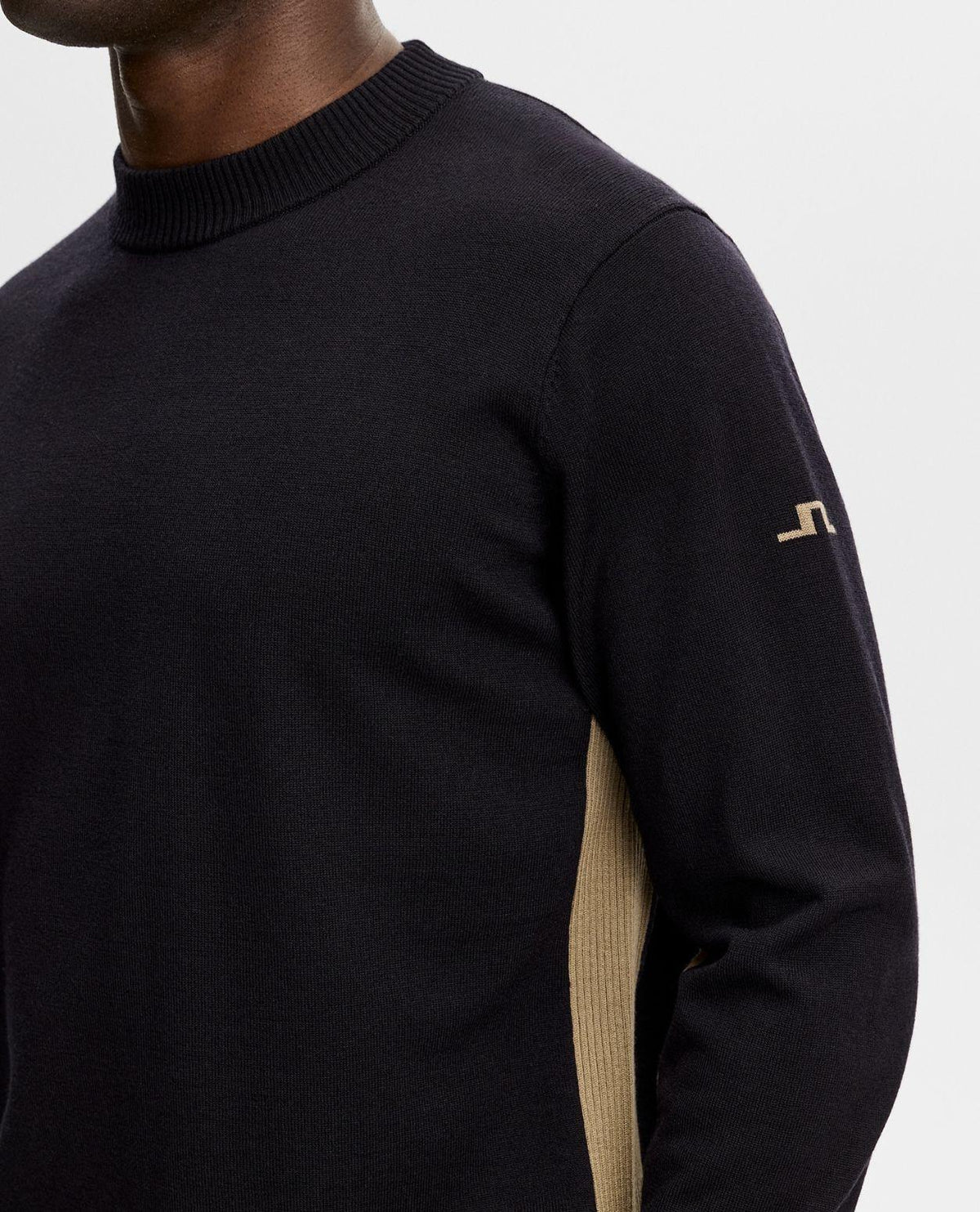 J.Lindeberg Chester Side Stripe Knit Crew herrtröja i svart med stickad krage och sidopanel