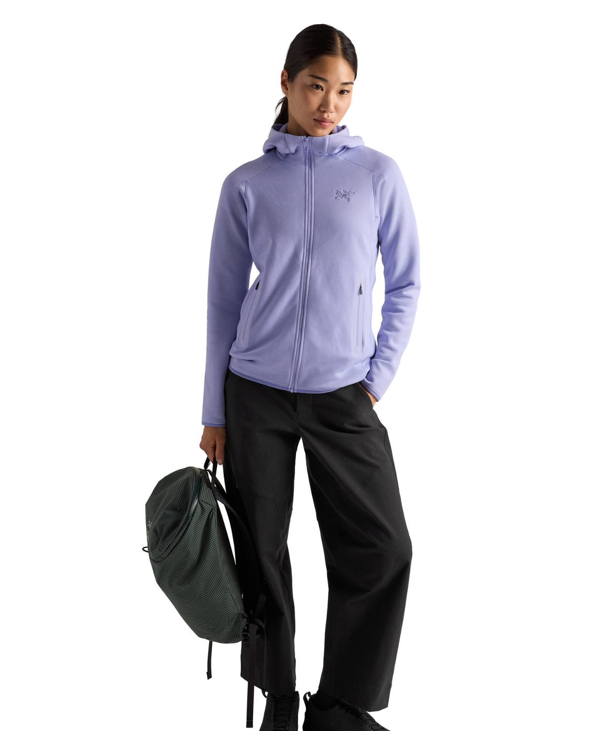 Arc'teryx Kyanite Hoody dam i lila färgen Kasumi, ett mångsidigt mellanlager med huva som bärs av en modell.