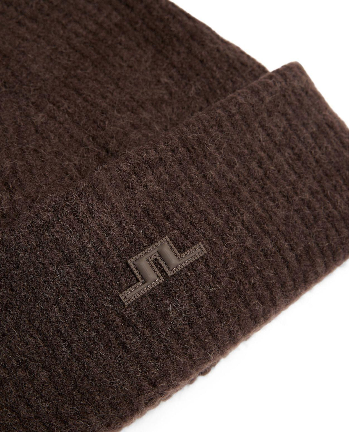 J.Lindeberg Monta Beanie i brun färg med detaljbild på logotypen.