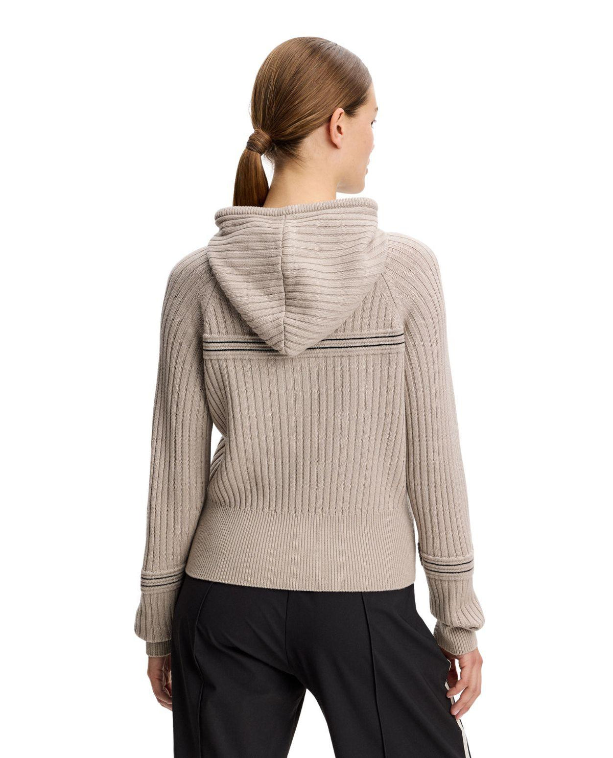 J.Lindeberg Hilda Knitted Rib Hoodie dam i färgen moonbeam sett bakifrån.