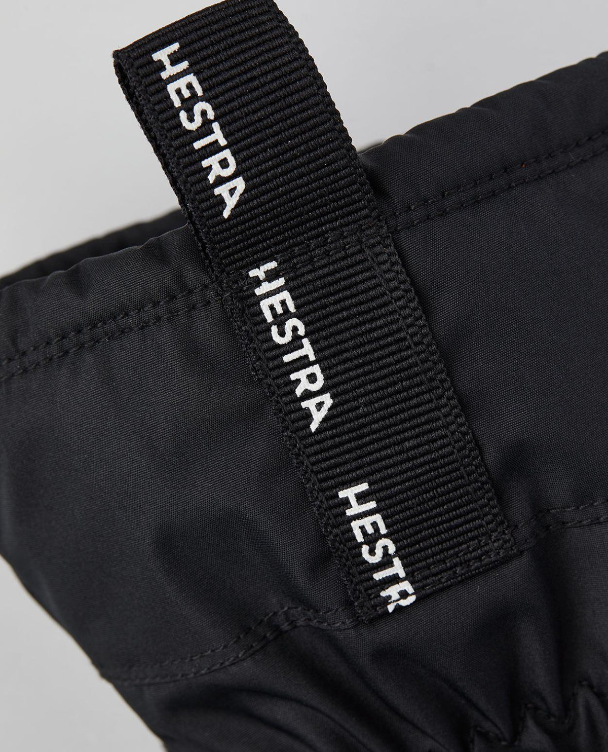 Hestra Gore-Tex Gauntlet Junior Mitt - Svart tumhandske med logotryck på kragen.