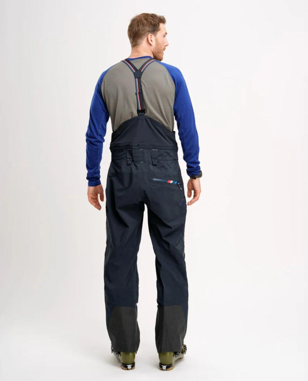Elevenate Bec de Rosses XI Pants Men - Dark Ink Solid bakifrån med hängslen och förstärkta benslut.