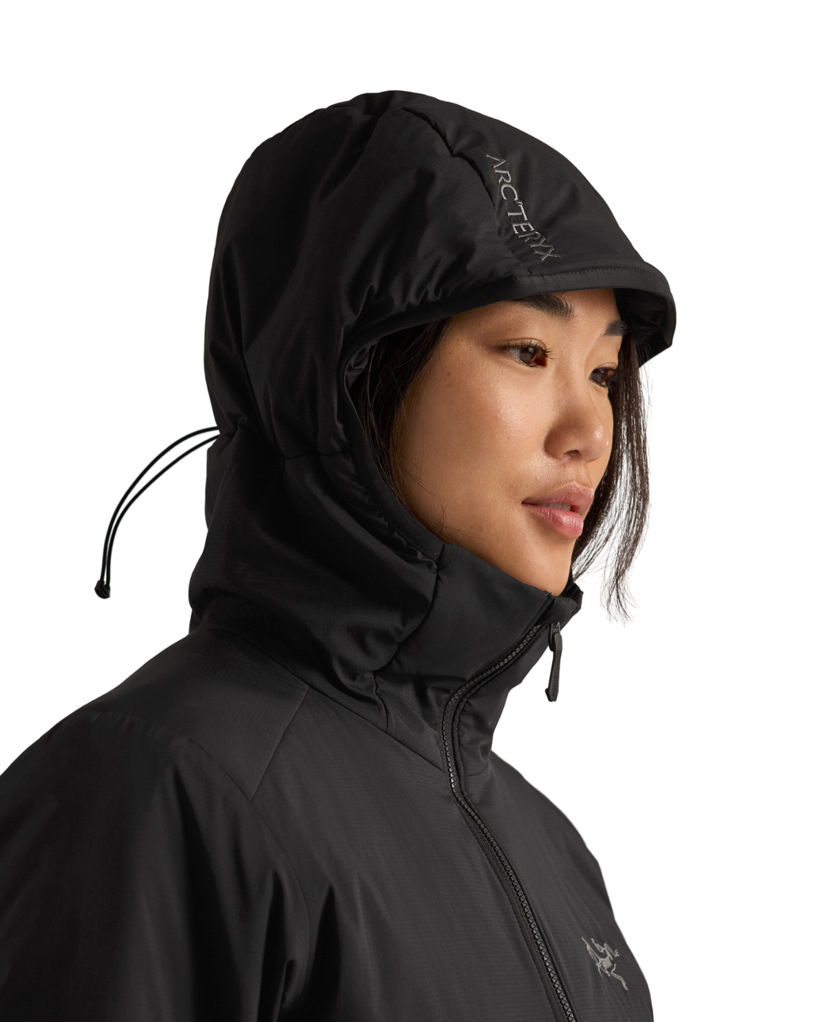 Arc'teryx Atom Hoody dam i svart med åtsittande huva och broderad logotyp. Detaljbild som visar huva och krage.