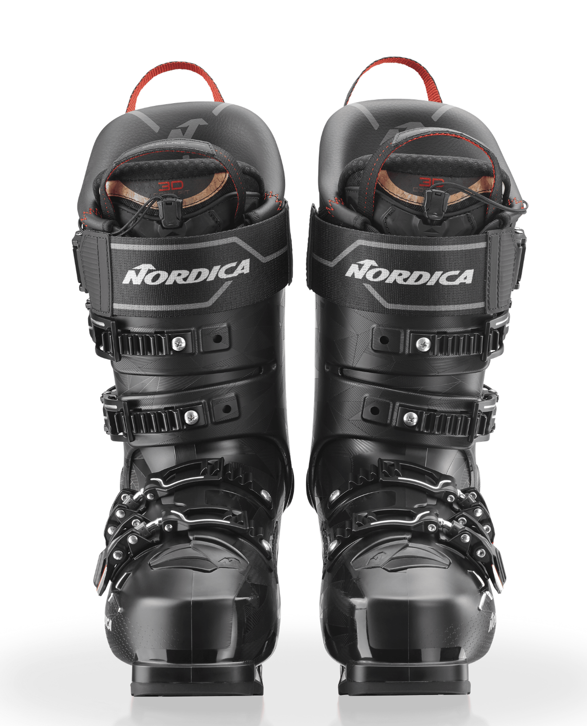 Nordica Pro Machine 3 130 S GW alpinpjÀxor i svart utförsett framifrÄn med fokus pÄ spÀnnen och innerpjÀxa.