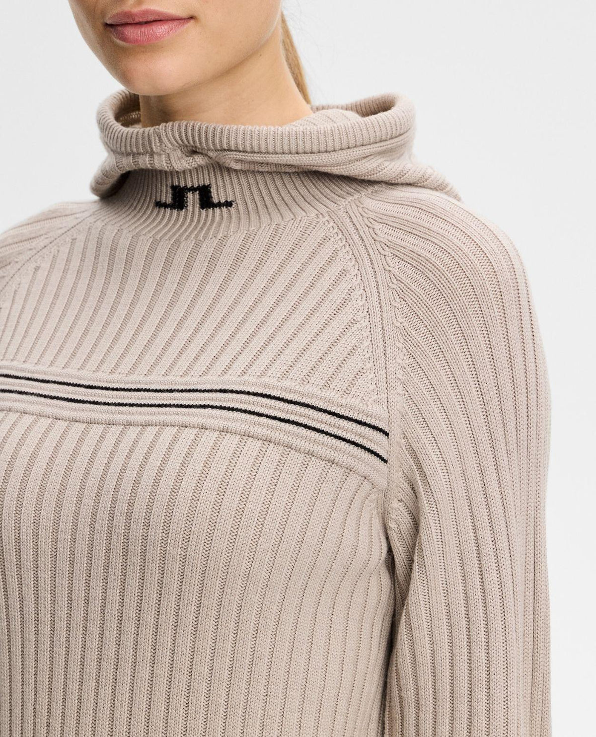 Närbild på J.Lindeberg Hilda Knitted Rib Hoodie i färgen moonbeam beige med fokus på krage och logotyp.