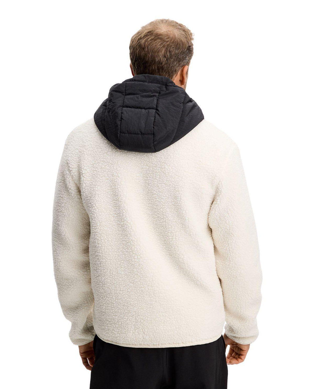J.Lindeberg Varek Hybrid Zip Hood Men i färgen tofu, visad bakifrån med fokus på det beige fleecematerialet och den svarta huvan.