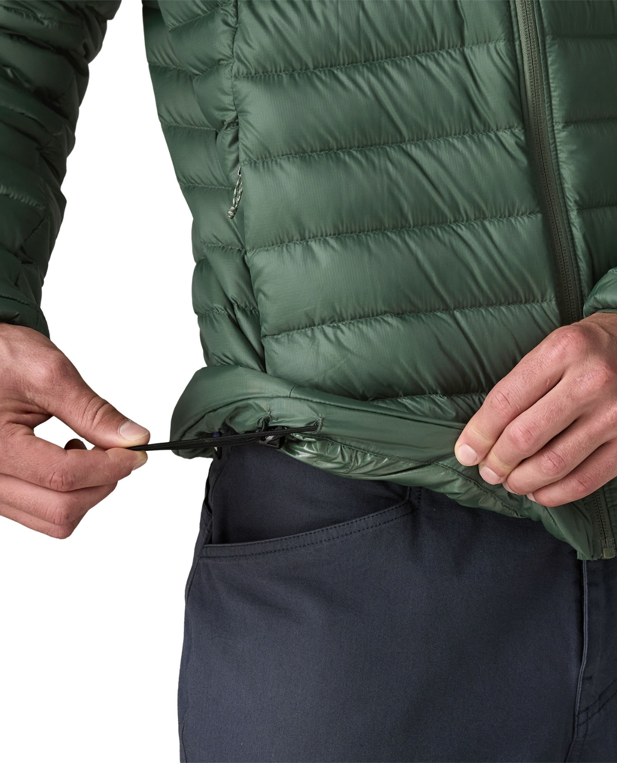 Patagonia Down Sweater Hoody Men i färg Treeline Green med fokus på midjans dragsko.