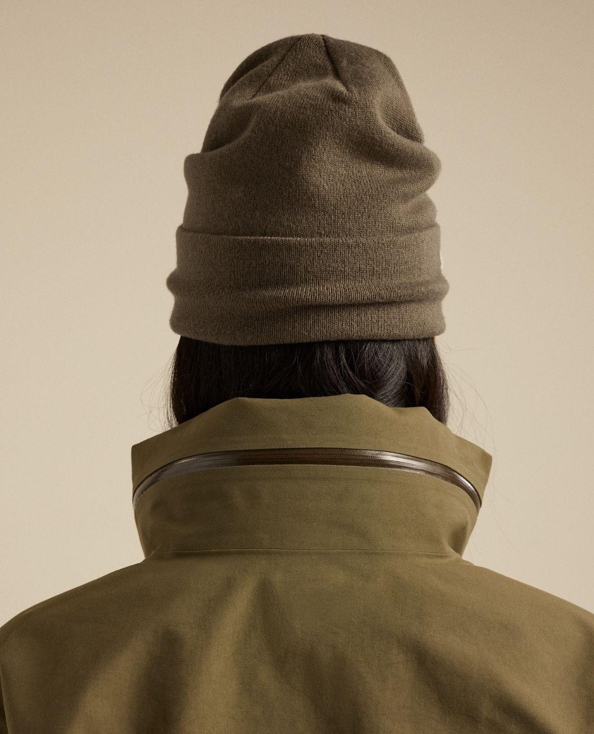 Arc'teryx Bird Word Toque i färg Mongoose/Sea Salt sedd bakifrån.