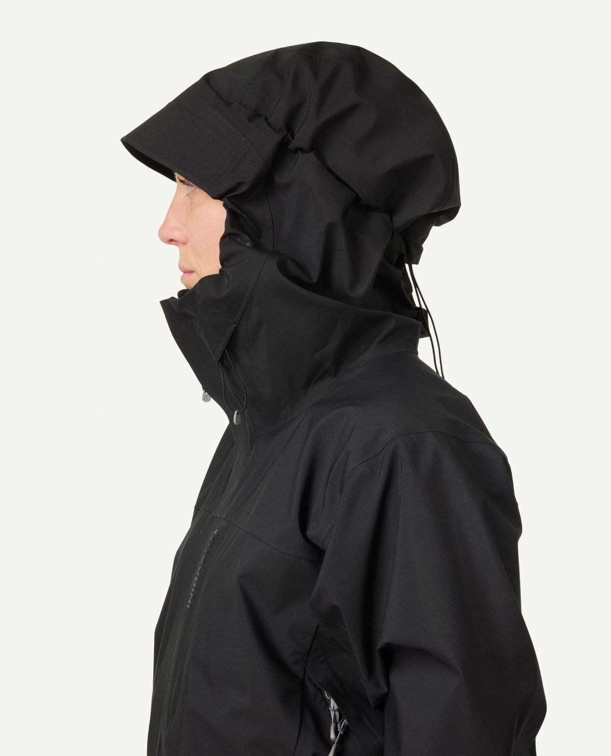 Houdini Rollercoaster Jacket II dam i svart med uppdragen huva i profil