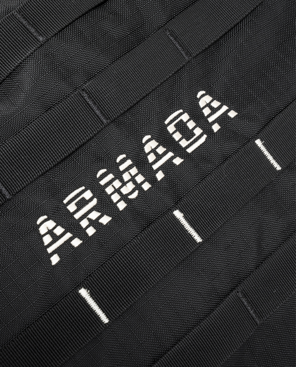 Armada AR Gear Haul 50L Tote - Svart detaljbild pĂĄ logotyp och tyg