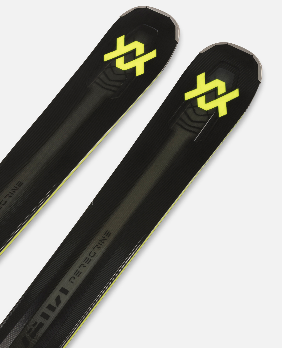 Völkl Peregrine 82 allmountainskidor med svarta tuppar och gula designdetaljer.