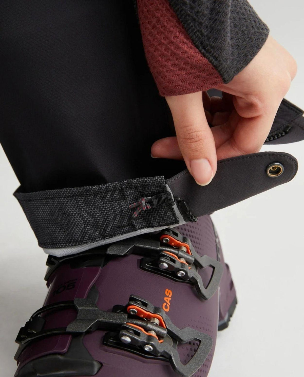 Klättermusen Skade 2.0 Salopette dam - Svart skidbyxa som justeras vid pjäxan