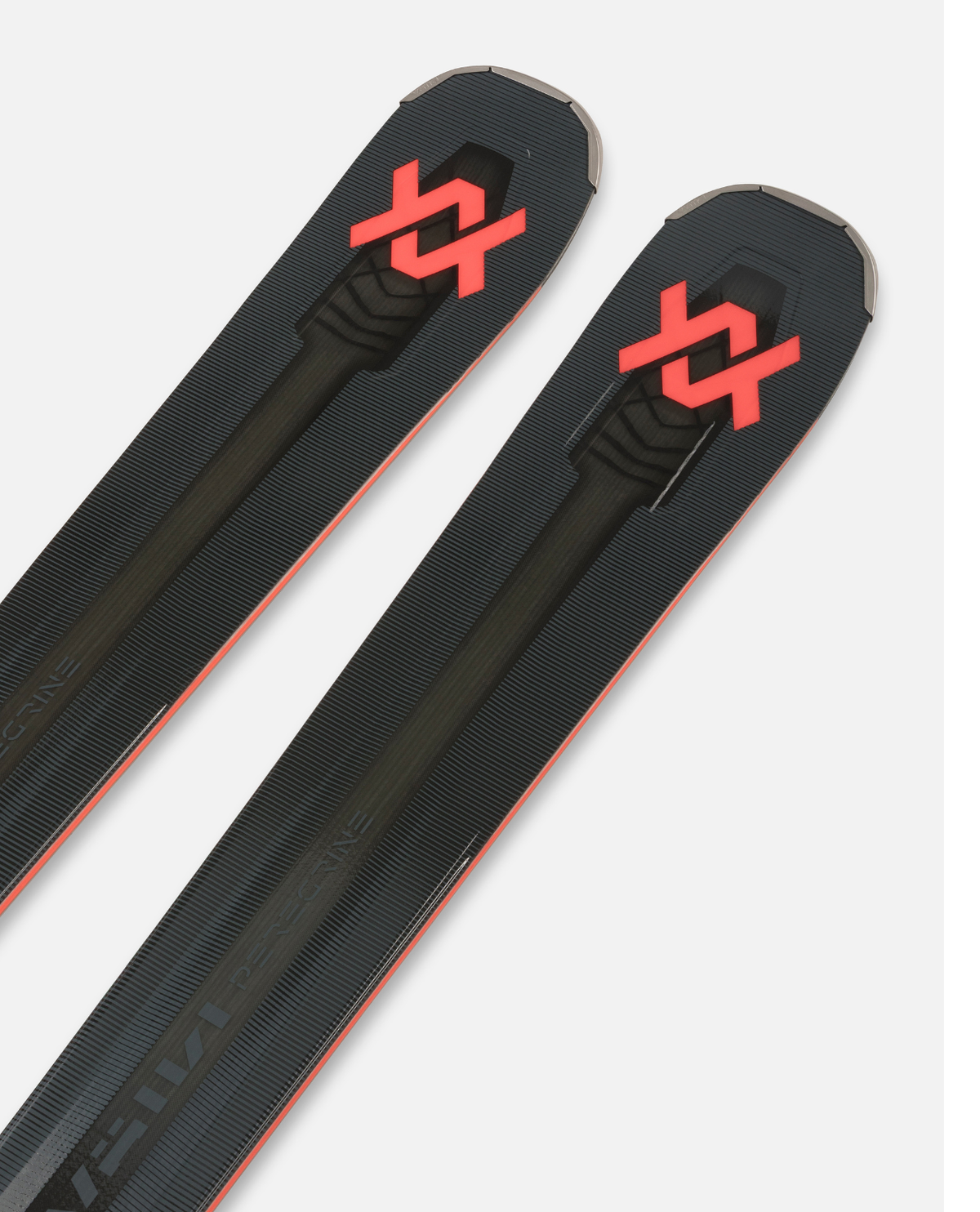 Närbild på spetsarna av allmountainskidorna Völkl Peregrine 80 med röd logotyp och Tailored Carbon Tips.