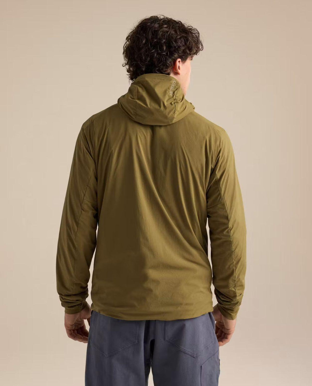 Arc'teryx Proton SL Hoody Men i färg bracken visas bakifrån av en manlig modell