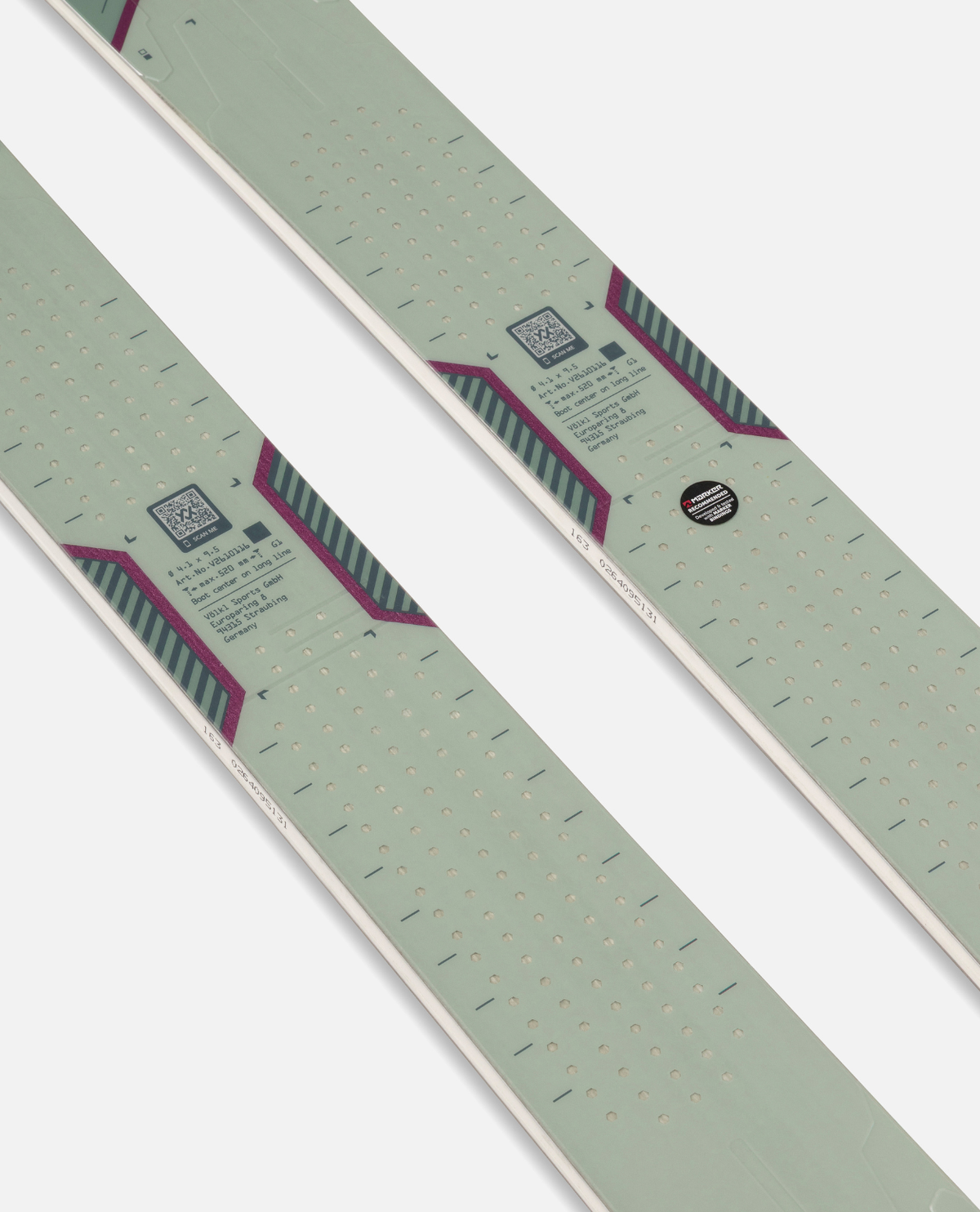 Närbild på ovansidan av Völkl M7 Mantra Women damtopptursskidor med detaljerad grafik.