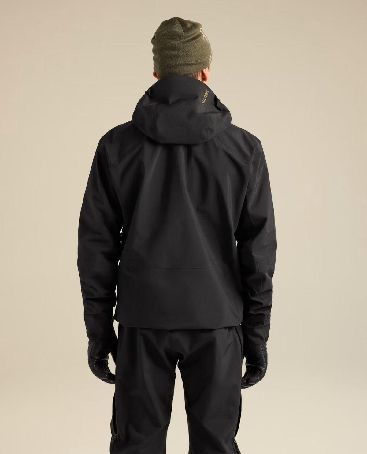 Baksida av svart Arc'teryx Rush Jacket för herrar visad bakifrån på modell.