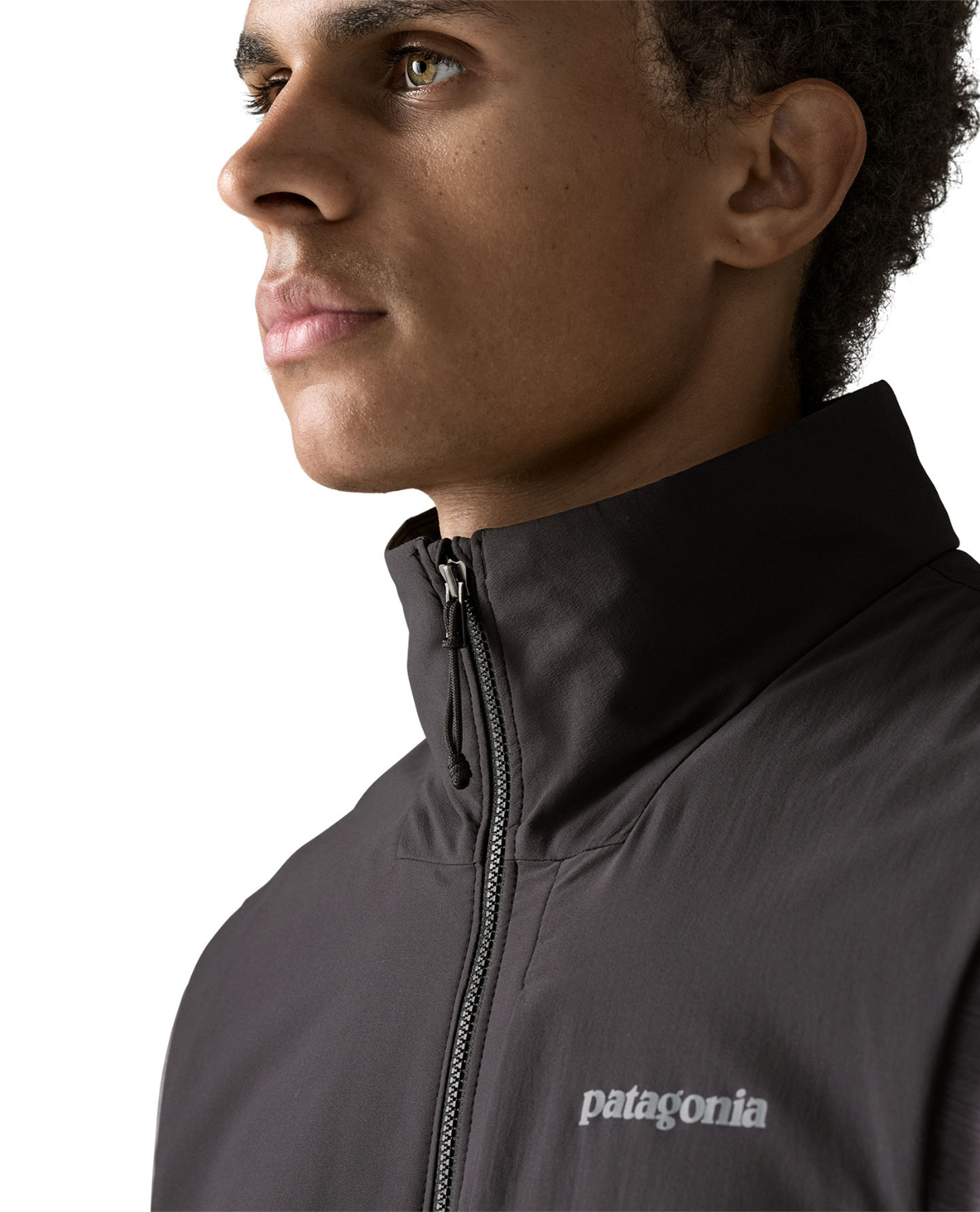 Patagonia Nano-Air Light Vest Men i färgen Ink Black på modell - Alpingaraget