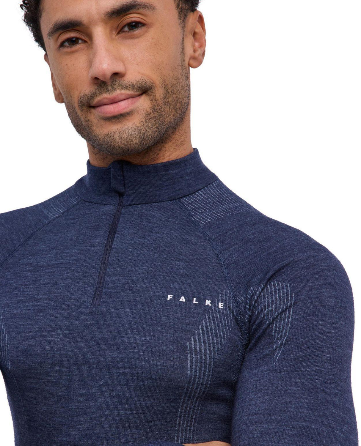 Manlig skidåkare bär Falke Wool-Tech Longsleeve Zip Men i färgen space blue.