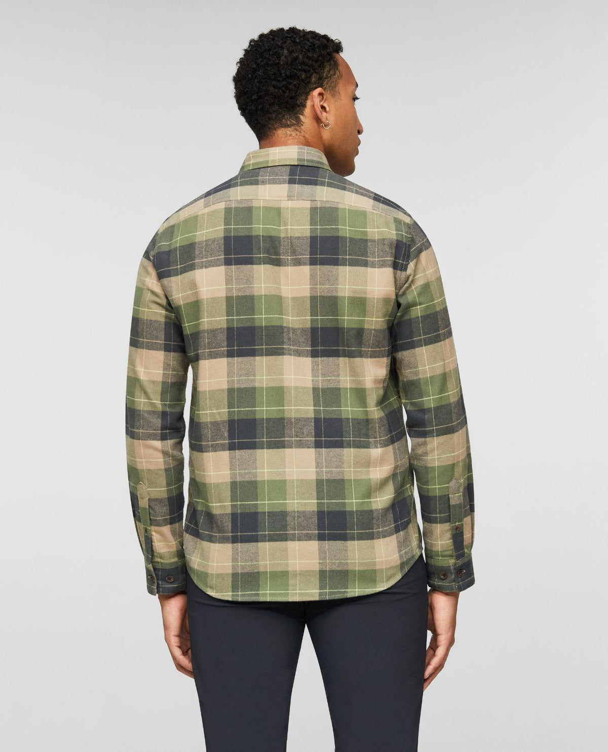 Mammut Trovat Longsleeve Shirt Men i färg Gabbro-Marsh ses bakifrån. En rutig flanellskjorta för herr från Mammut.