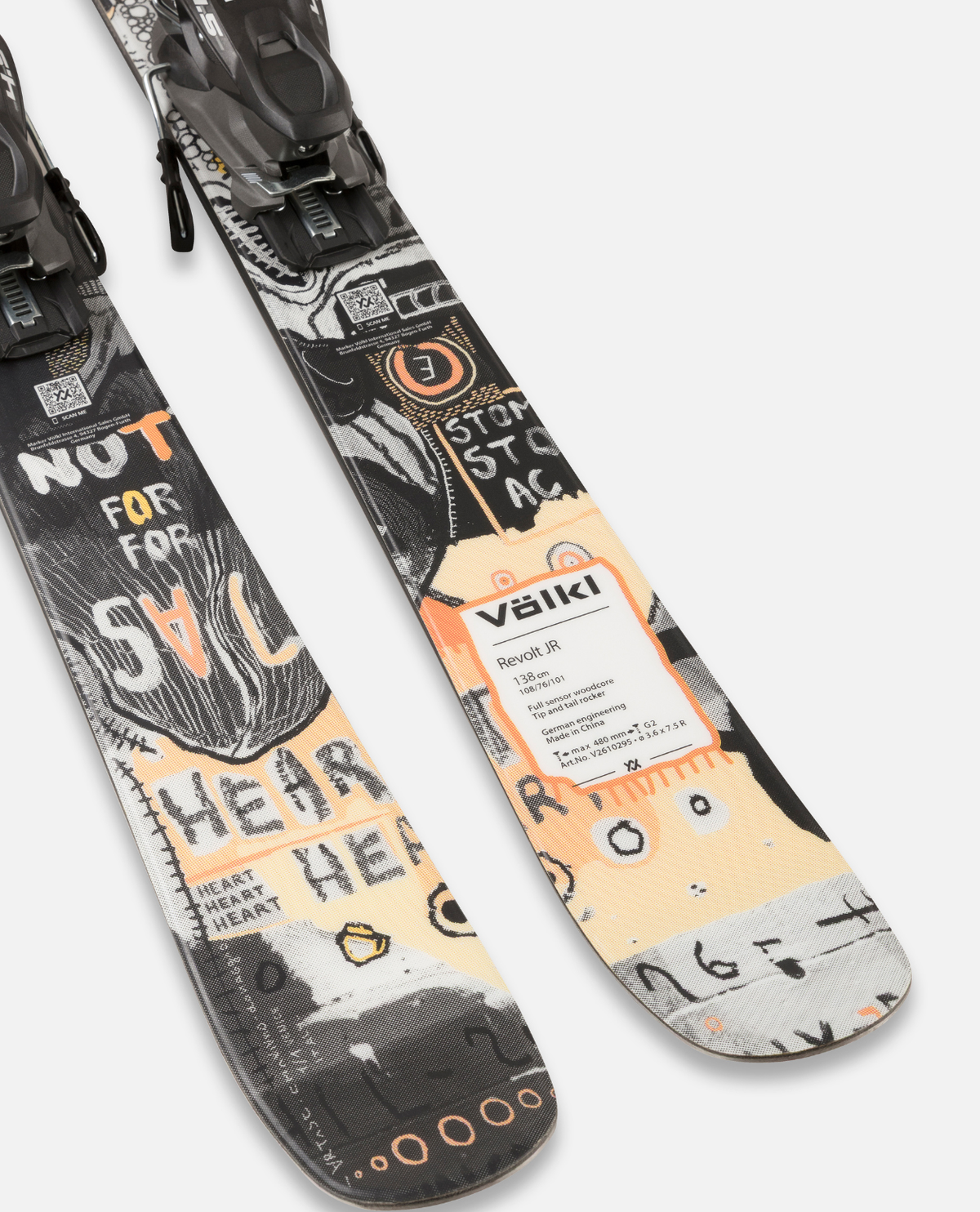 Närbild på Völkl Revolt Junior Park juniorskidor med tillhörande VMotion-bindning och lekfull grafisk design.