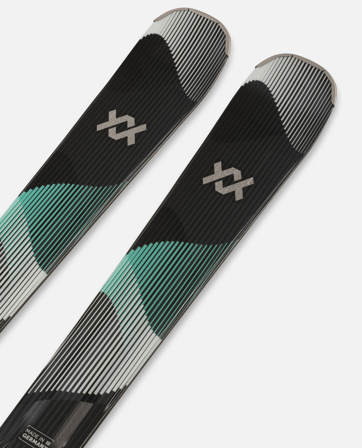 Närbild på Völkl Shine 78 damallmountainskidor med svarta och turkosa designdetallejer samt Völkls logotyp.