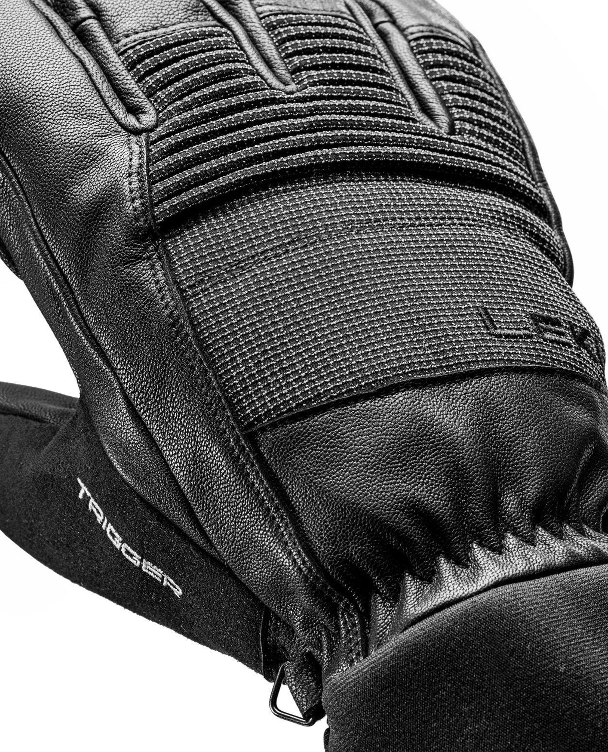 Leki Tyton TR racinghandske i svart premiumläder med optimerad knogvaddering och integrerat Trigger-system.