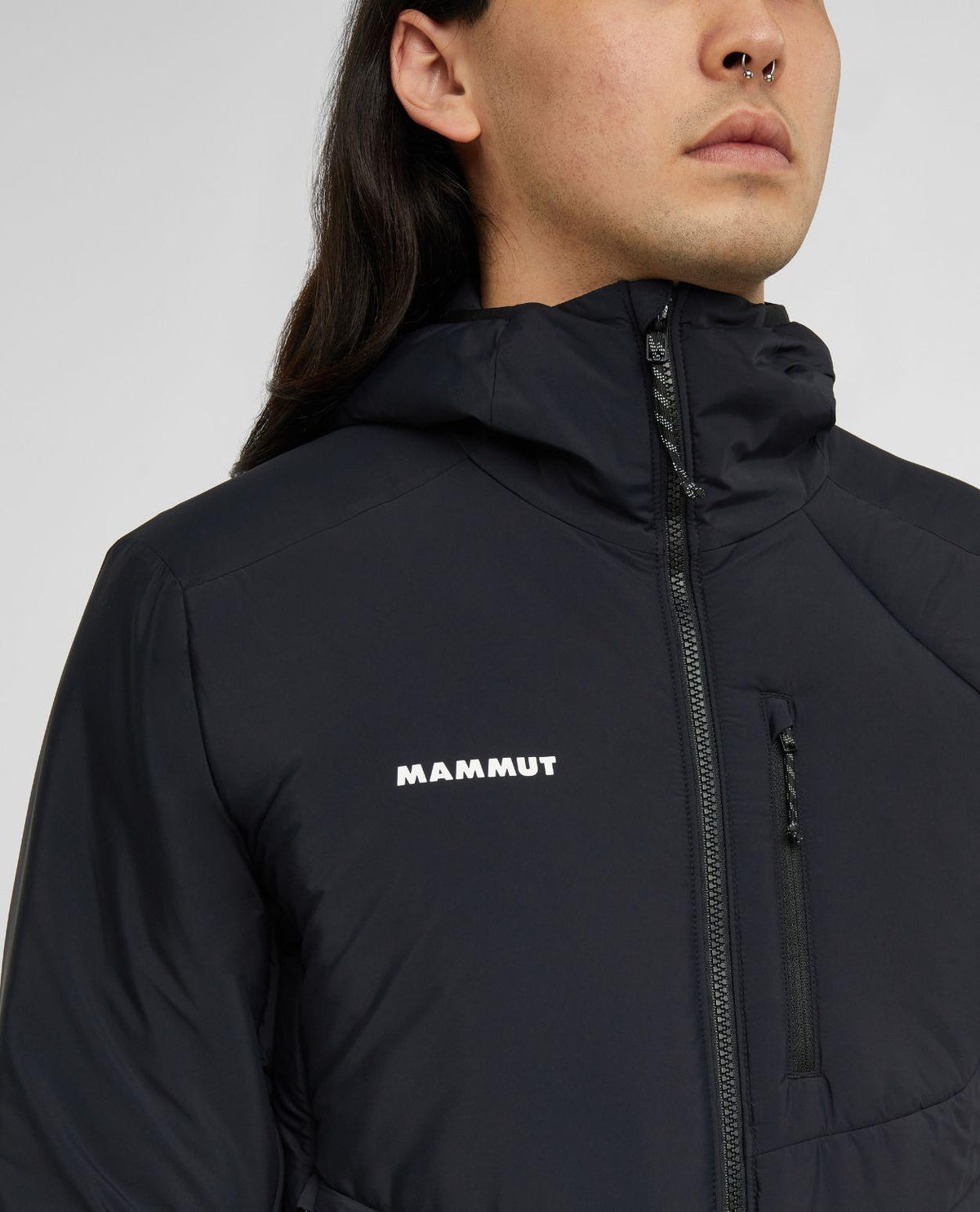 Mammut Aenergy Air IN Hooded Jacket Men i svart färg som visar detaljer på huva, dragkedja och bröstlogo.