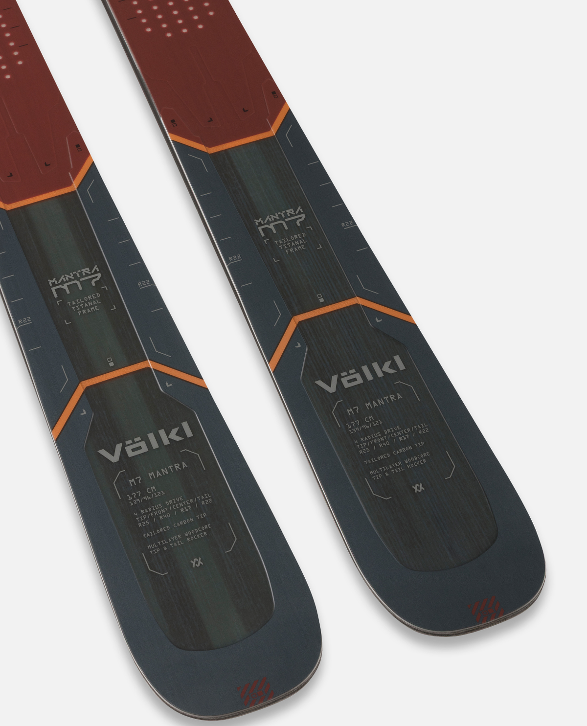 Völkl M7 Mantra allmountainskidor med tydlig grafik och måttangivelser på ovansidan.