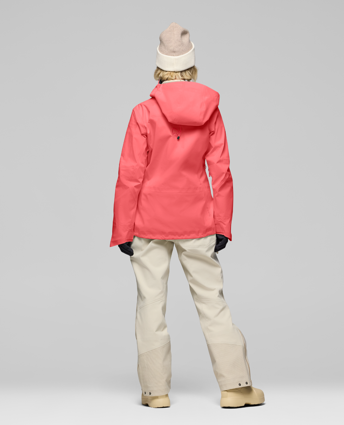 Norrøna Lofoten Gore-Tex Pro Jacket Women i färgen Deep Sea Coral bakifrån.