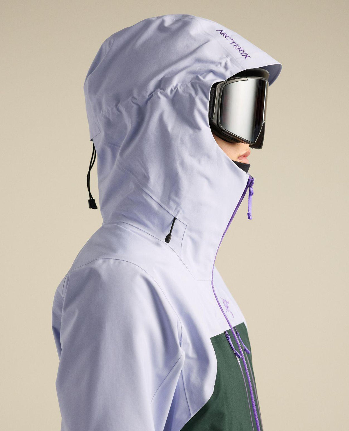 Arc'teryx Rush Jacket dam i färg mistline med huva och skidglasögon från sidan