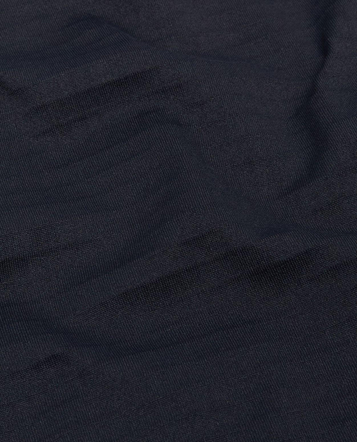 Närbild på det svarta, stretchiga fleecematerialet på Mammut Aenergy ML Hybrid Hooded Jacket för dam.