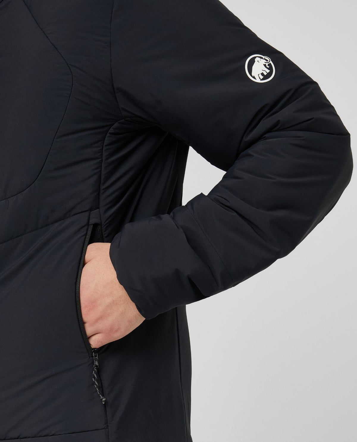 Mammut Aenergy Air IN Hooded Jacket Men - Svart jacka detaljvisning av ärm och ficka