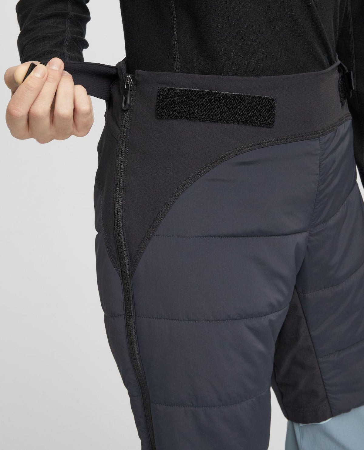 Mammut Aenergy Air IN Hybrid Shorts dam i svart färg som visar midjedetaljer och sidodragkedja för topptur.