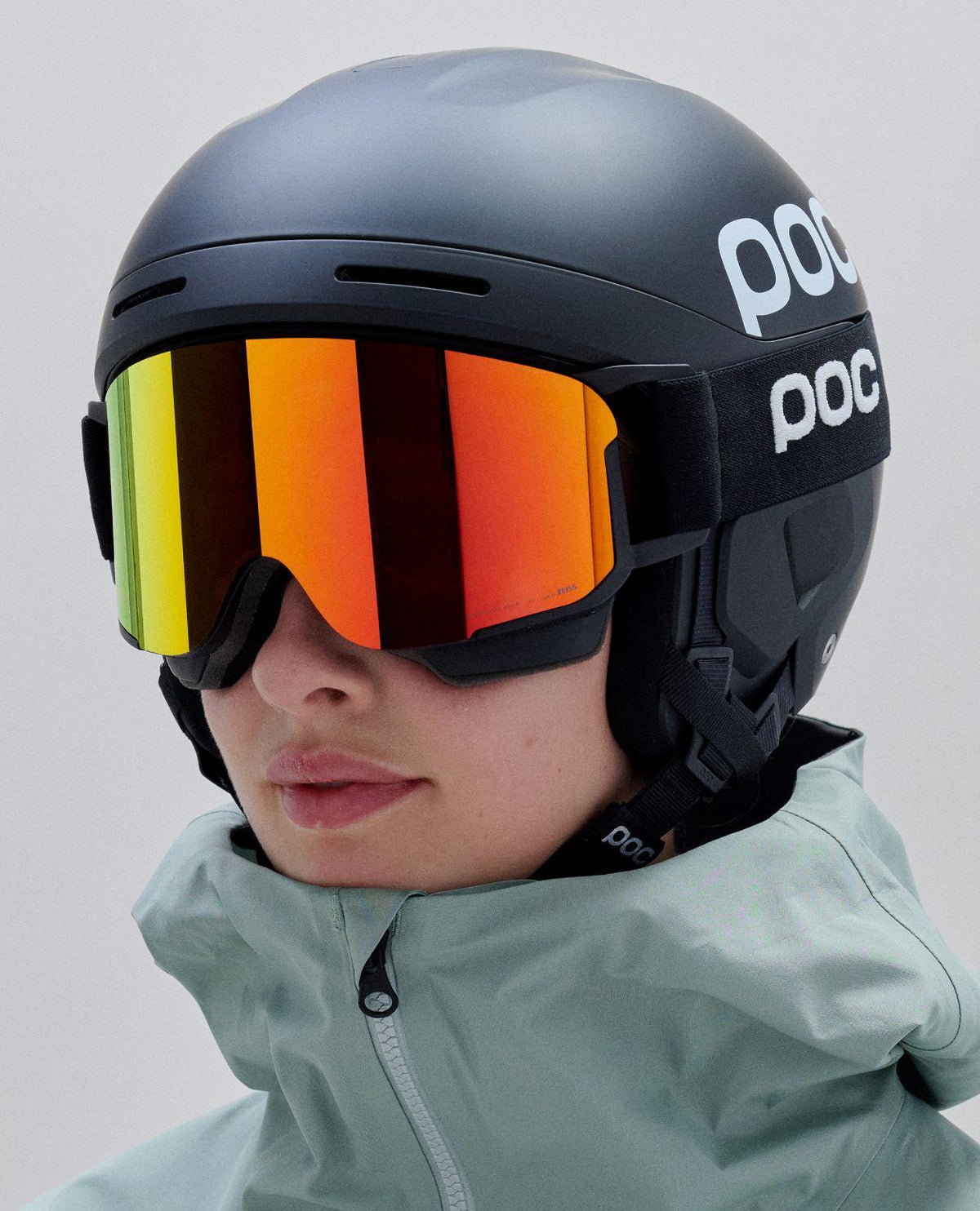 POC Arcus skidhjälm i Uranium Black Matt med matchande skidglasögon med orange spegellins.