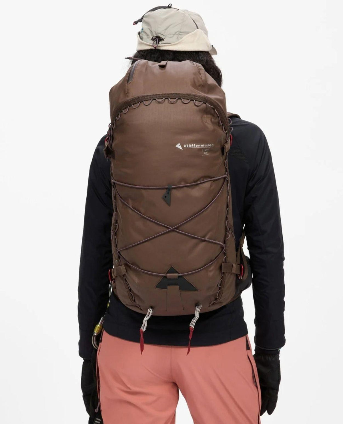 Klättermusen Gyme Backpack 25L i Slate Brown – slittålig topptursryggsäck sedd bakifrån.