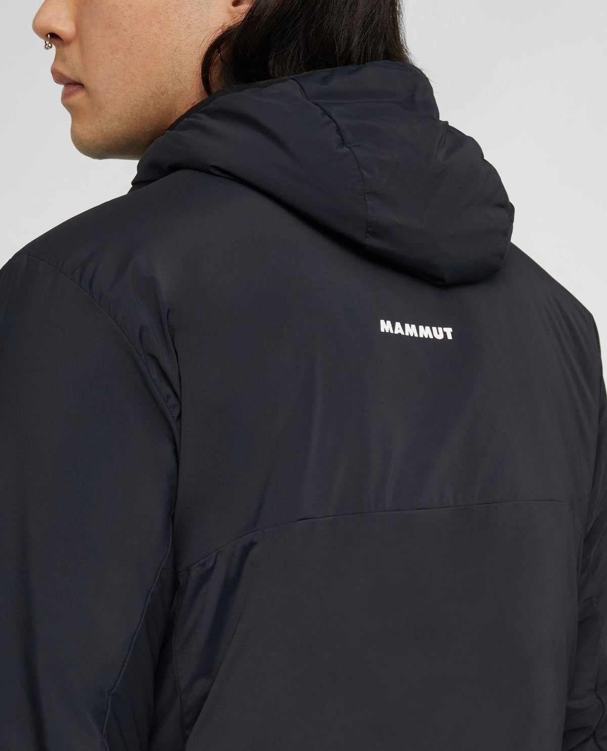Mammut Aenergy Air IN Hooded Jacket Men - Svart jacka bakifrån med huva och logga
