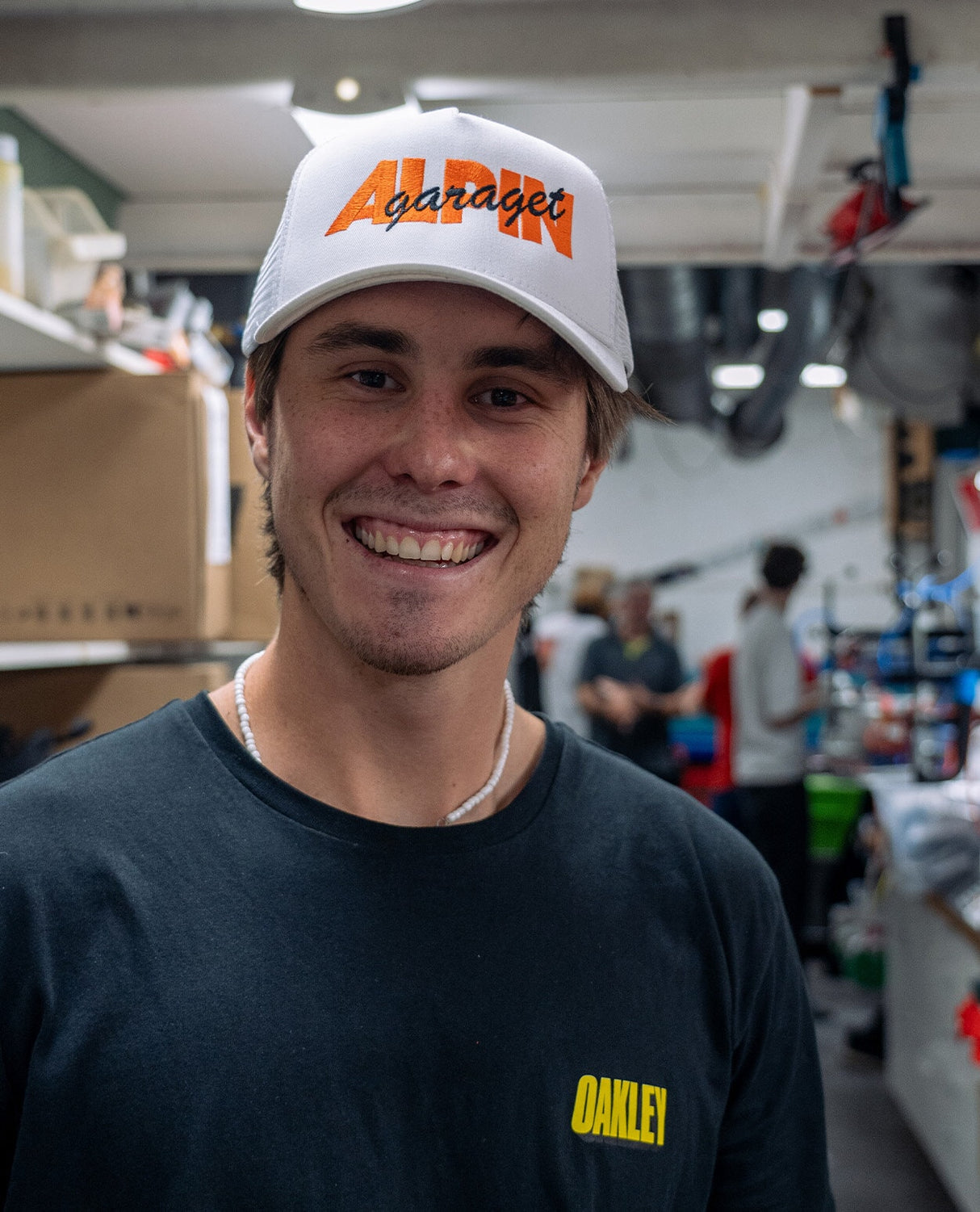 Alpingaraget Magnus Logo - Vit