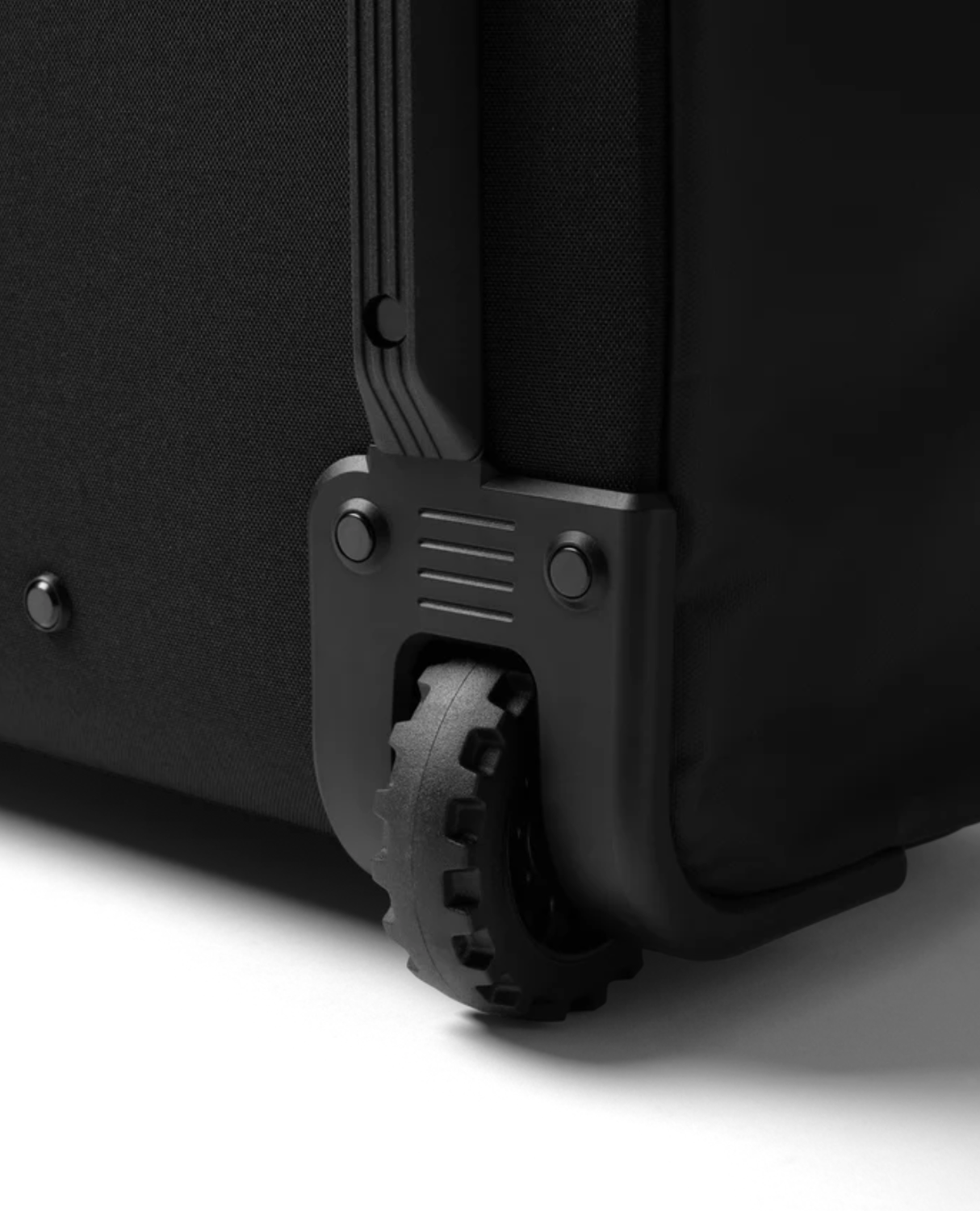 D_b_ Hugger Roller Bag 90L - Espresso Alpingaraget